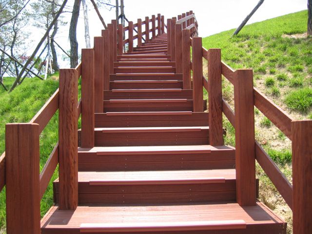 야외 목재 계단에 설치한 PVC 논슬립