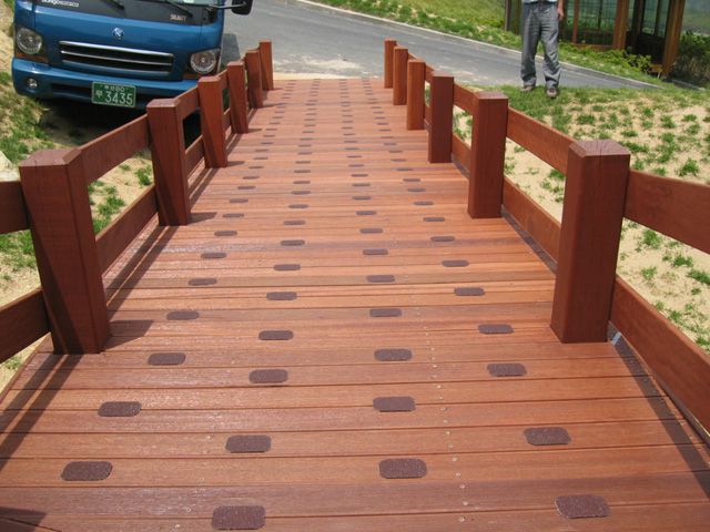 야외 목재 경사로에 설치한 세라믹 논슬립